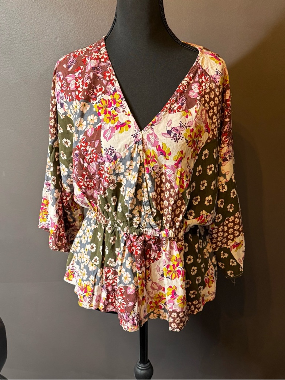 ANDREE BY UNIT Multicolor Floral Patchwork V-Neck Peplum Top